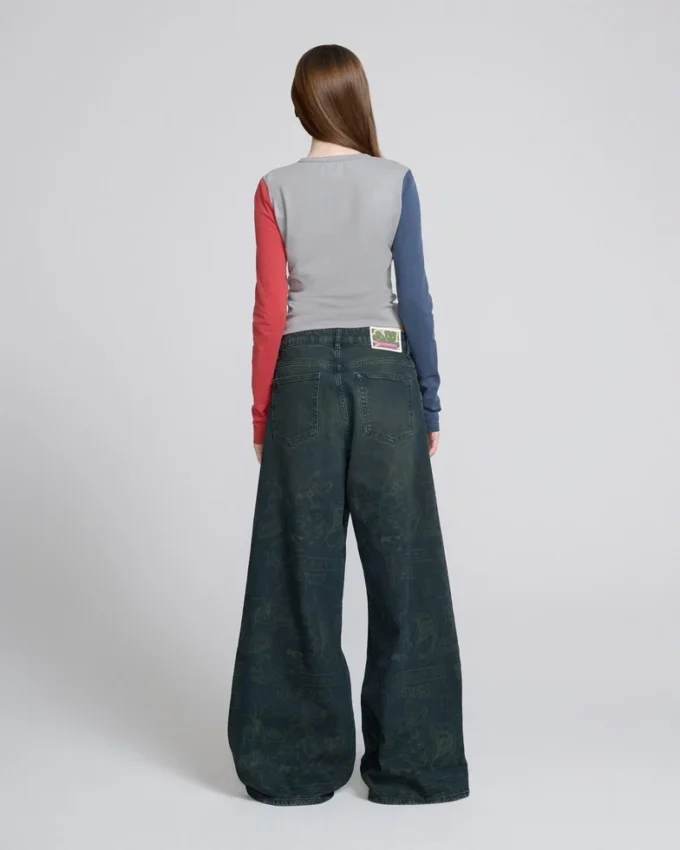 Baggy-Jeans mit Schablonenprint