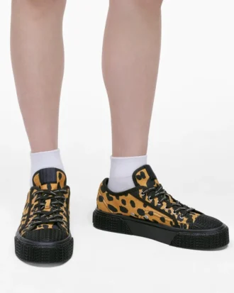 Der bedruckte Canvas-Sneaker