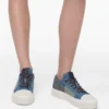 Der dekonstruierte Denim-Sneaker Der dekonstruierte Denim-Sneaker