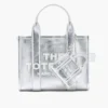 Der Nano-Tote-Charm aus Metallic-Leder Der Nano-Tote-Charm aus Metallic-Leder