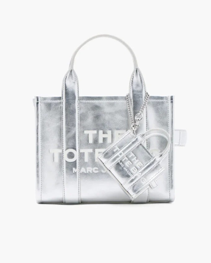 Der Nano-Tote-Charm aus Metallic-Leder Der Nano-Tote-Charm aus Metallic-Leder