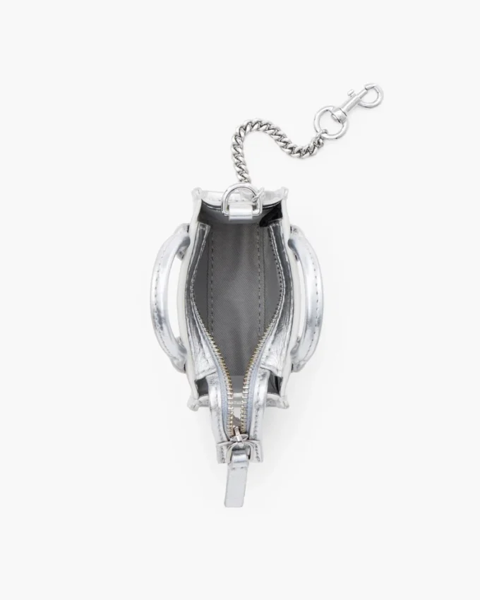 Der Nano-Tote-Charm aus Metallic-Leder Der Nano-Tote-Charm aus Metallic-Leder