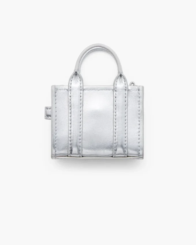 Der Nano-Tote-Charm aus Metallic-Leder Der Nano-Tote-Charm aus Metallic-Leder