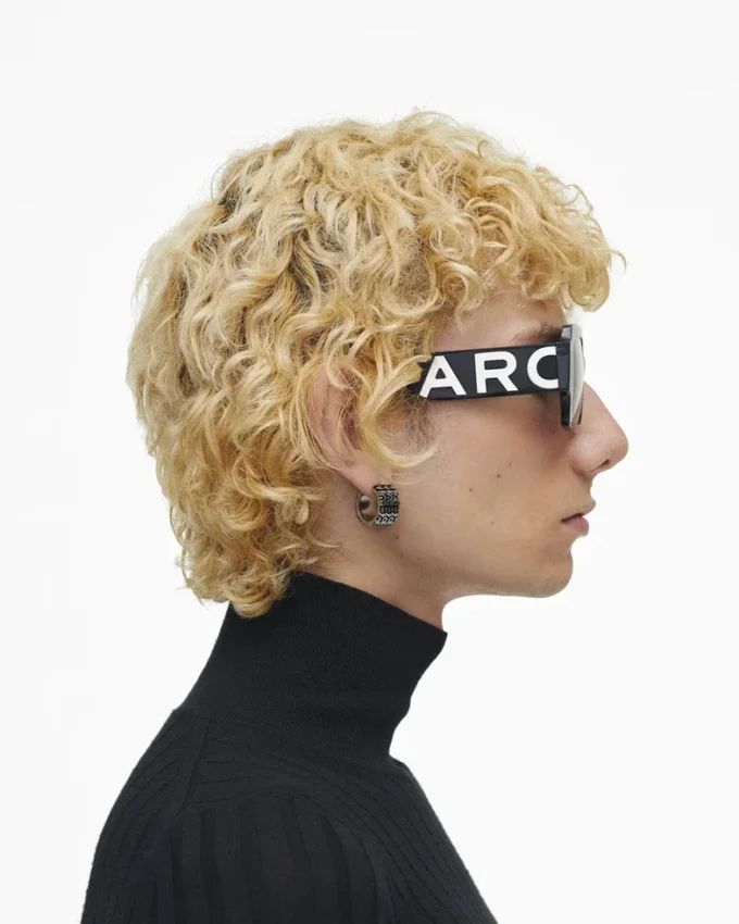 Die auffällige Logo-Sonnenbrille in quadratischer Form Die auffällige Logo-Sonnenbrille in quadratischer Form