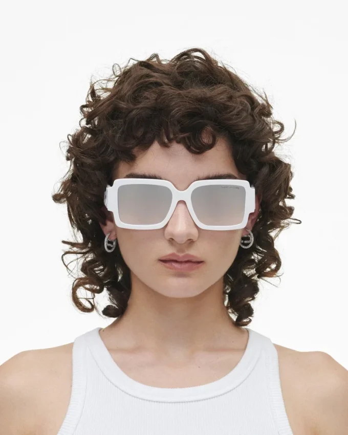 Die auffällige Logo-Sonnenbrille mit quadratischen Spiegelgläsern Die auffällige Logo-Sonnenbrille mit quadratischen Spiegelgläsern
