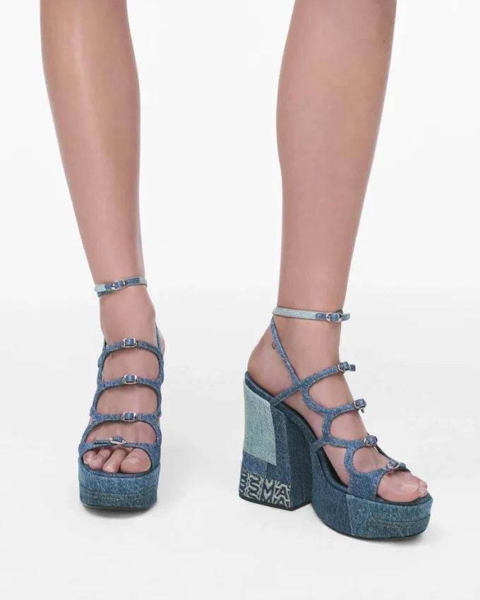Die dekonstruierte Denim-Kiki-Plateausandale Die dekonstruierte Denim-Kiki-Plateausandale