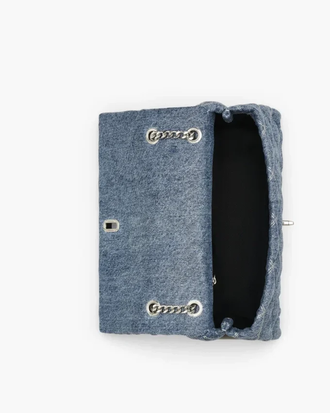 Die gesteppte Denim-Umhängetasche mit zwei Tragevarianten