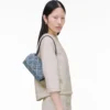 Die gesteppte Mini-Doppelschultertasche aus Denim
