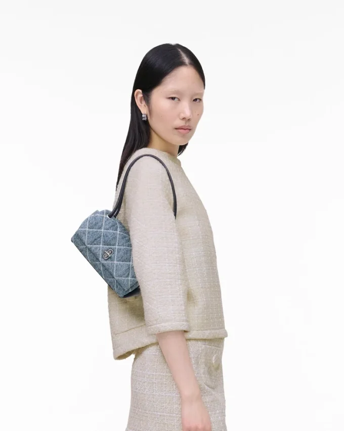 Die gesteppte Mini-Doppelschultertasche aus Denim