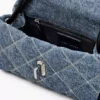 Die gesteppte Mini-Doppelschultertasche aus Denim