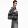 Die gesteppte XL Dual Convertible Schultertasche Die gesteppte XL Dual Convertible Schultertasche