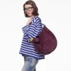 Die große Dual-Hobo-Tasche aus Wildleder Die große Dual-Hobo-Tasche aus Wildleder