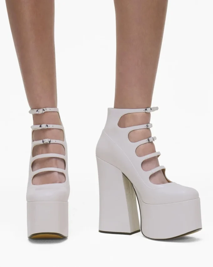 Die Kiki-Stiefelette aus Lackleder Die Kiki-Stiefelette aus Lackleder