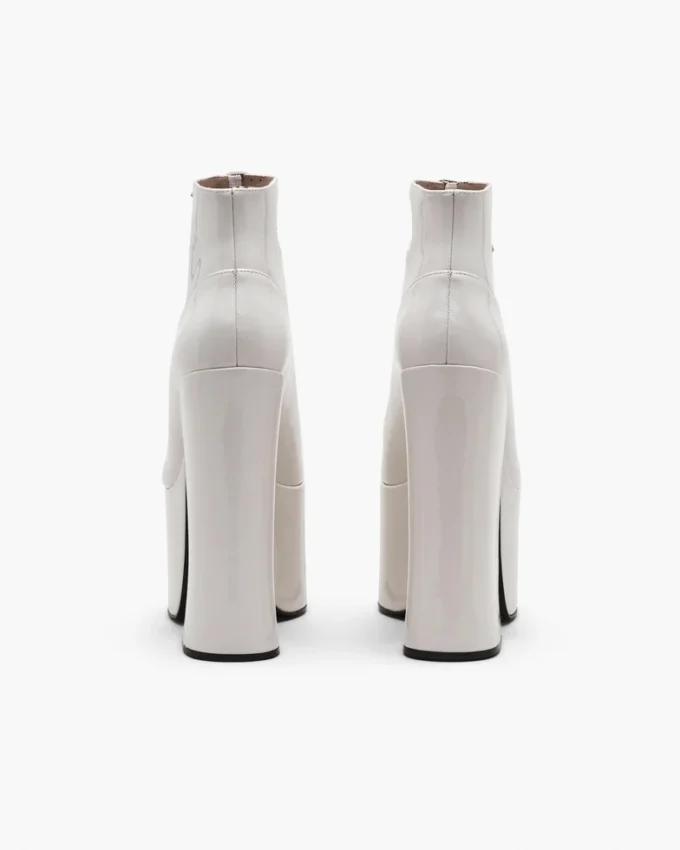 Die Kiki-Stiefelette aus Lackleder Die Kiki-Stiefelette aus Lackleder