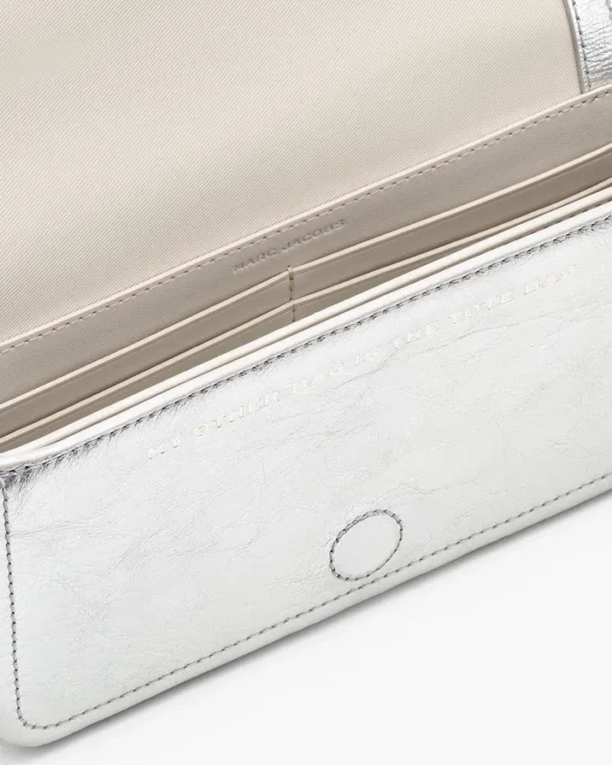 Die Mini-Tasche aus Metallic-Leder mit Kette Die Mini-Tasche aus Metallic-Leder mit Kette