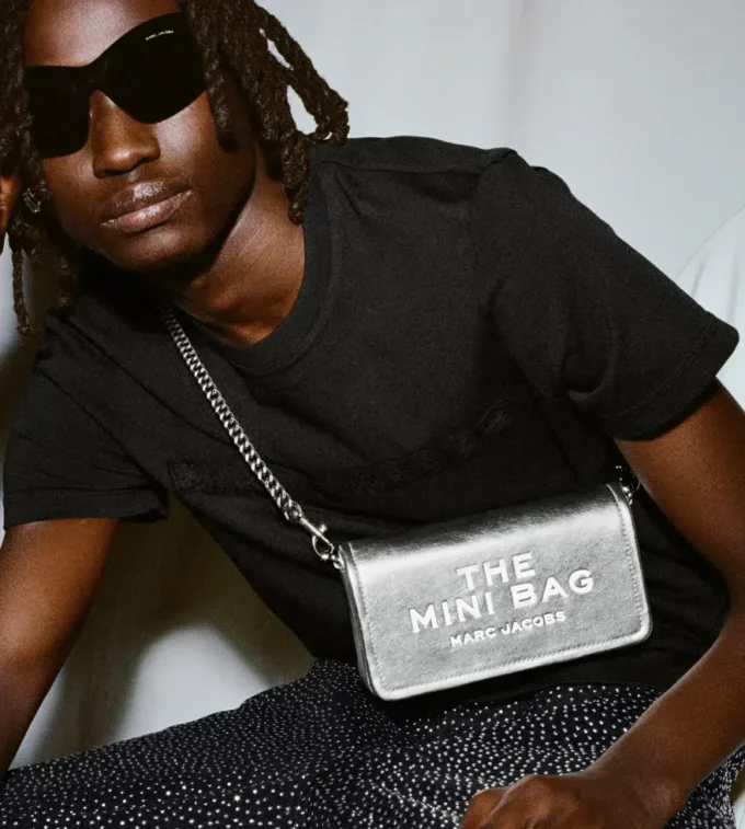 Die Mini-Tasche aus Metallic-Leder mit Kette Die Mini-Tasche aus Metallic-Leder mit Kette