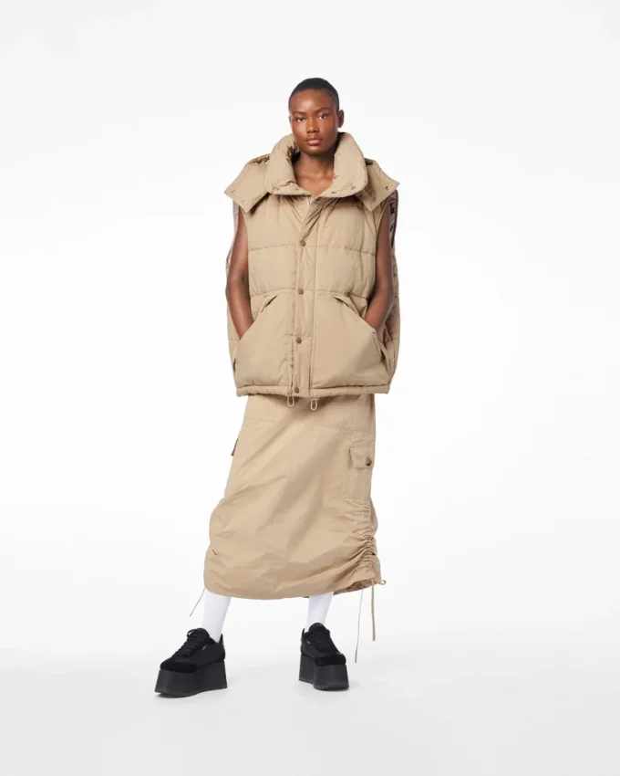 Die Oversized-Daunenweste