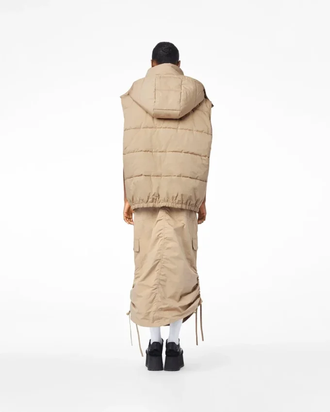 Die Oversized-Daunenweste