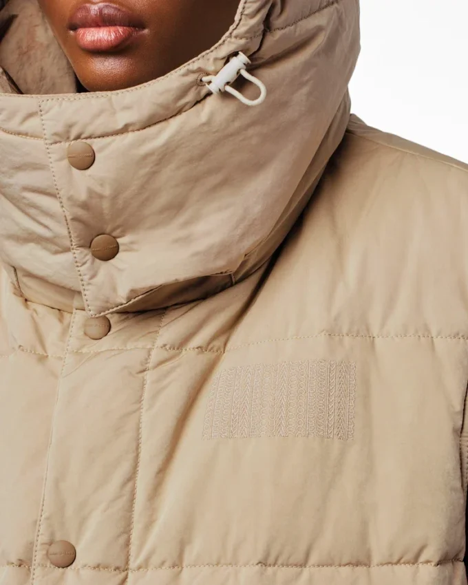 Die Oversized-Daunenweste
