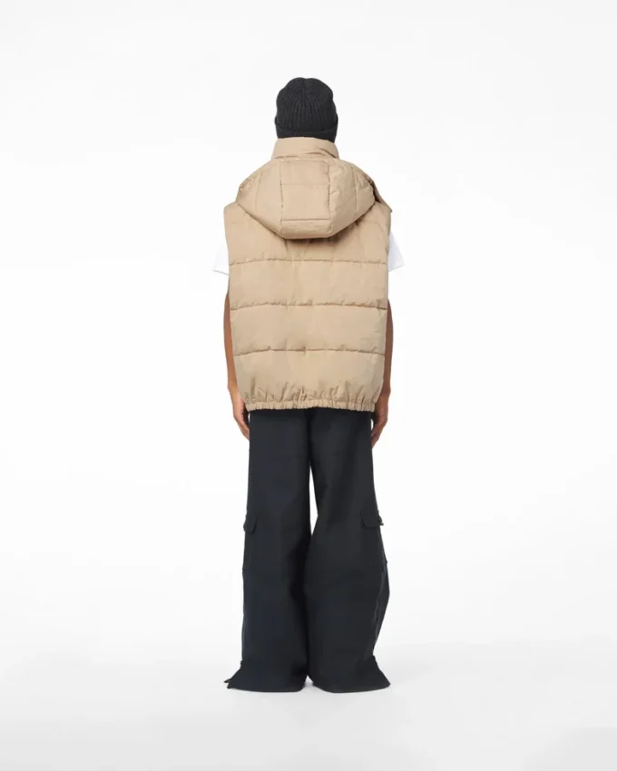 Die Oversized-Daunenweste