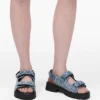Die Sunny Sandal aus gestepptem Denim