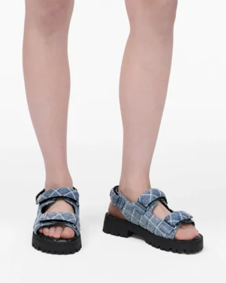 Die Sunny Sandal aus gestepptem Denim