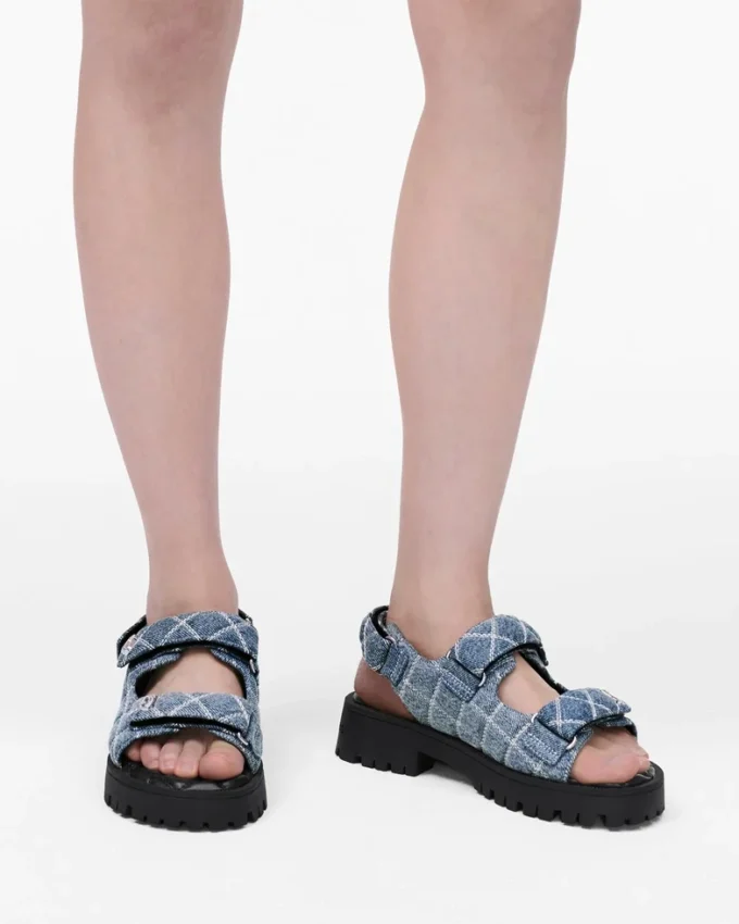 Die Sunny Sandal aus gestepptem Denim