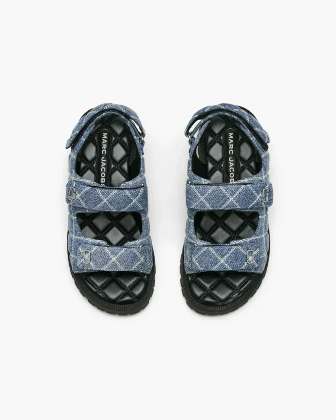 Die Sunny Sandal aus gestepptem Denim