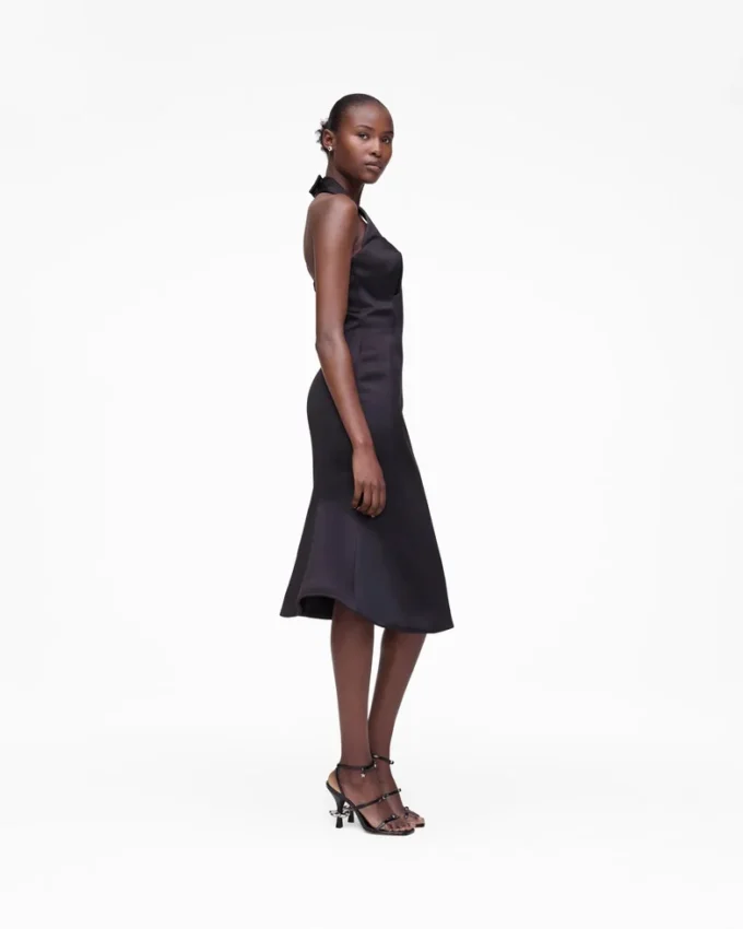 Figurbetontes Satin-Halterkleid
