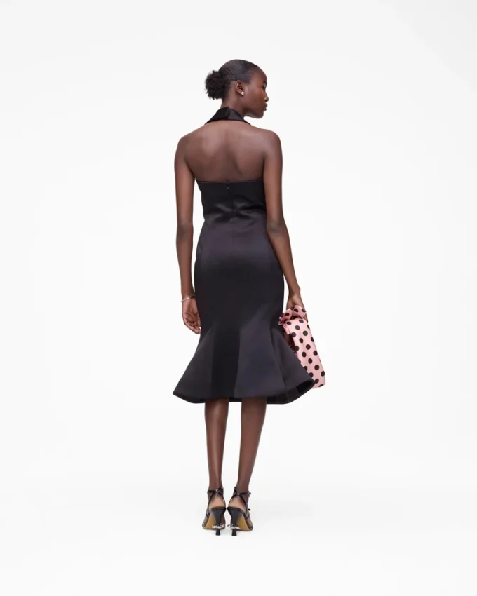Figurbetontes Satin-Halterkleid
