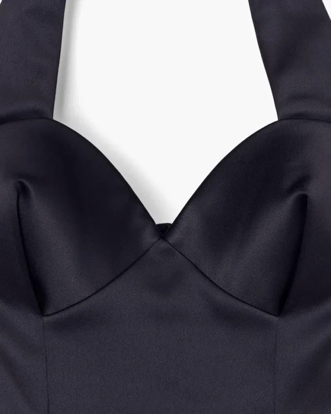 Figurbetontes Satin-Halterkleid