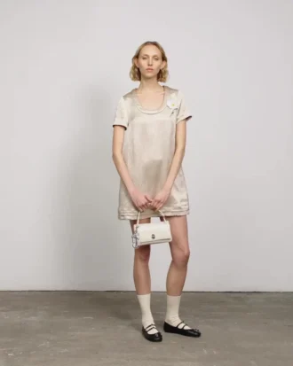 Kleid aus geknittertem Satin