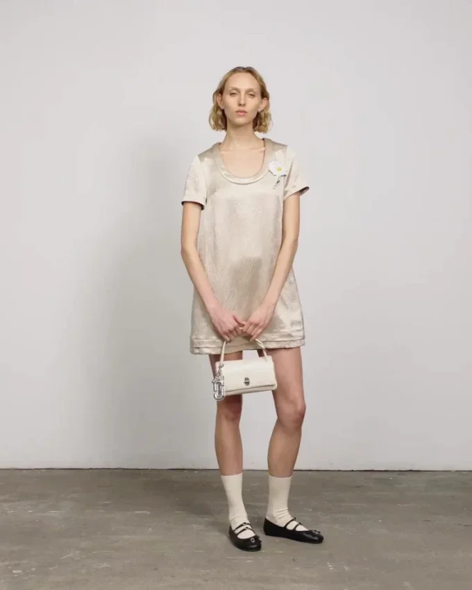 Kleid aus geknittertem Satin