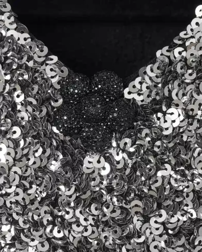 Strickkleid mit V-Ausschnitt und Pailletten Strickkleid mit V-Ausschnitt und Pailletten