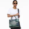 The dekonstruierte mittelgroße Denim-Tote Bag