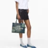 The dekonstruierte mittelgroße Denim-Tote Bag
