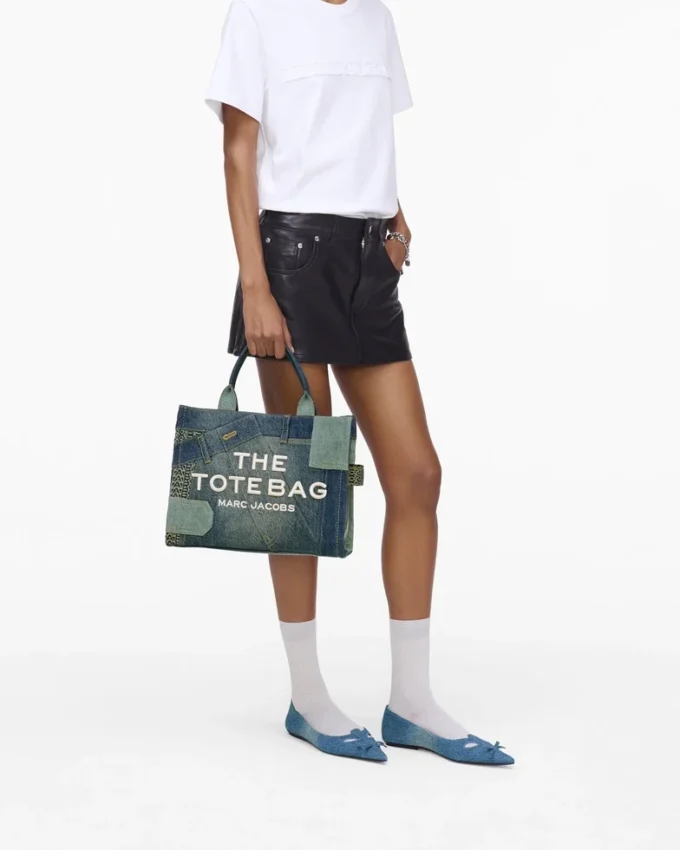 The dekonstruierte mittelgroße Denim-Tote Bag