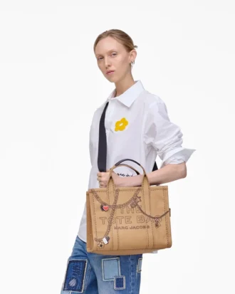 The medium-sized Canvas Tote Bag with Trompe-l’œil charm