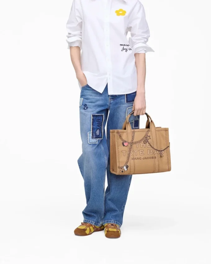 The medium-sized Canvas Tote Bag with Trompe-l’œil charm