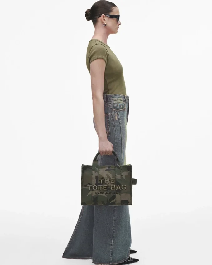 The medium-sized Tote Bag made from Jacquard fabric with camouflage pattern The medium-sized Tote Bag made from Jacquard fabric with camouflage pattern