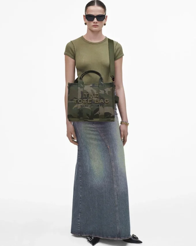 The medium-sized Tote Bag made from Jacquard fabric with camouflage pattern The medium-sized Tote Bag made from Jacquard fabric with camouflage pattern
