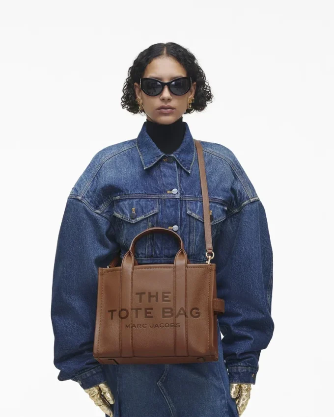 The medium-sized Tote Bag made of leather The medium-sized Tote Bag made of leather