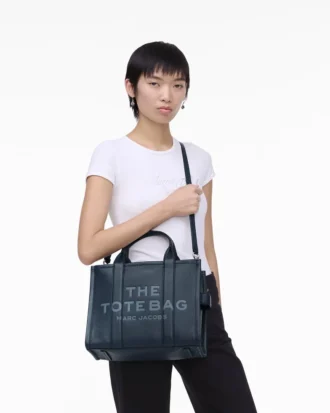 The medium-sized Tote Bag made of leather