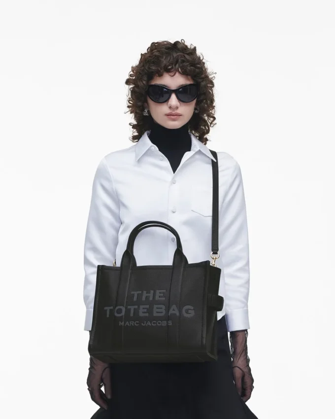 The medium-sized Tote Bag made of leather The medium-sized Tote Bag made of leather