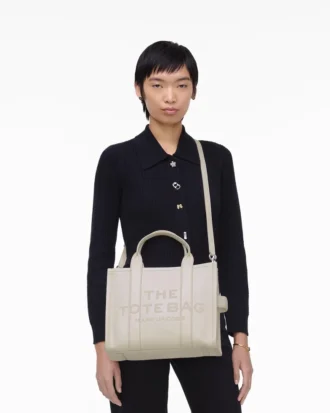The medium-sized Tote Bag made of leather