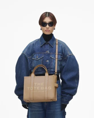 The medium-sized Tote Bag made of leather