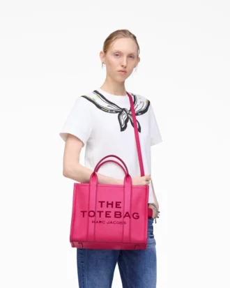 The medium-sized Tote Bag made of leather