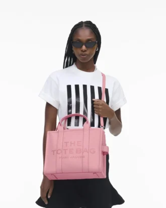 The medium-sized Tote Bag made of leather