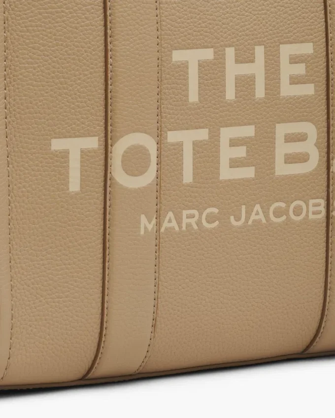 The medium-sized Tote Bag made of leather The medium-sized Tote Bag made of leather