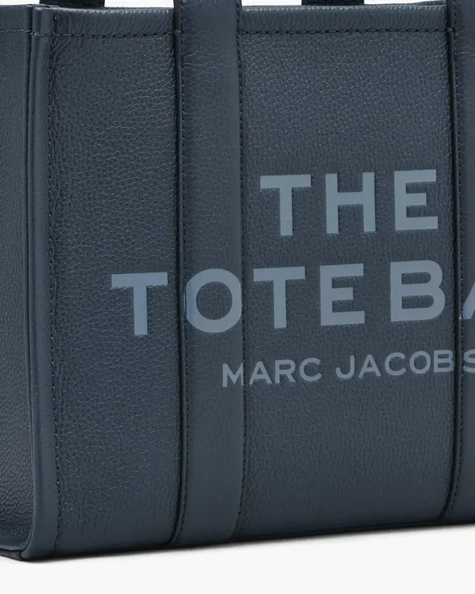 The medium-sized Tote Bag made of leather The medium-sized Tote Bag made of leather